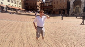 Tidak! Apa kakinya terhisap ke dalam tanah?! Foto: via Go Social