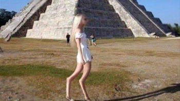 Contohnya adalah gambar si mbak cantik ini, kakinya kok jadi meleyot begitu ya? Foto: via Go Social  