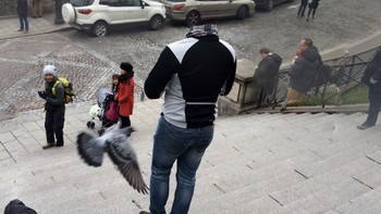 Eaaak, kepalanya ke mana coba? Foto: via Go Social