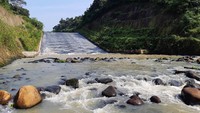 Menurut Rommy, warga yang datang ke kawasan itu masuk secara ilegal karena gerbang bendungan masih ditutup. Mereka datang dari jalur tikus kebun milik warga seperti dari daerah sekitar waduk. Ada sekitar 3 titik jalur tikus yang sering digunakan mereka masuk ke bendungan. Foto: Istimewa.