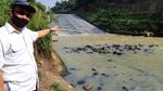 Hadeuh... Bendungan Jadi Seluncuran