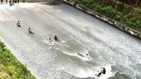 Aksi sejumlah warga yang melakukan seluncuran di spilway Bendungan Sindangheula viral di media sosial. Tak sedikit warga yang datang ke sana untuk berwisata padahal bendungan tersebut belum dibuka. Foto: Istimewa.
