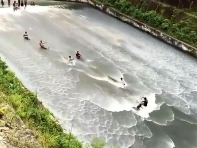 Hadeuh... Bendungan Jadi Seluncuran