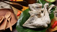 Dari Bukittingi ayam pop terkenal di seluruh Indonesia. Sajian ayam berbumbu minimalis khas Minang ini enak dicocol sambal tomat. Berikut ini langkah-langkah untuk membuat ayam yang gurih lembut ini. Foto: iStock