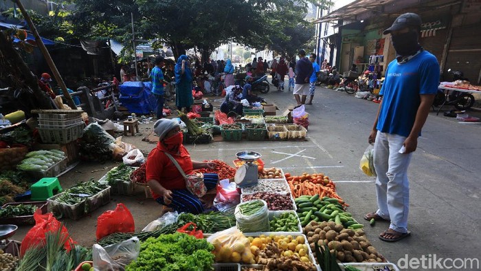 Perumda Pasar Jaya mulai menerapan protokol kesehatan serta jarak fisik untuk pedagang pada masa pembatasan sosial berskala besar (PSBB) transisi sebagai upaya menekan penyebaran COVID-19, Kamis (18/6/2020).