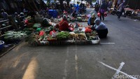Para pedagang menggelar lapak di lokasi yang ditentukan. Mereka dilarang menempati tanda silang yang menjadi pembatas antar lapak.