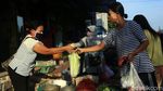 Pedagang Pasar Perumnas Klender Terapkan Jaga Jarak
