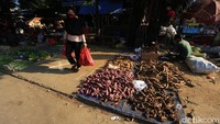 Jaga jarak pedagang dilakukan karena 20 pedagang dinyatakan positif COVID-19 berdasarkan tes swab.