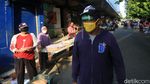 Pedagang Pasar Perumnas Klender Terapkan Jaga Jarak
