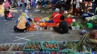 Jaga jarak diterapkan agar tak terjadi kerumunan di pasar tersebut.