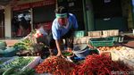 Pedagang Pasar Perumnas Klender Terapkan Jaga Jarak