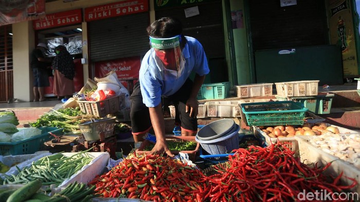 Perumda Pasar Jaya mulai menerapan protokol kesehatan serta jarak fisik untuk pedagang pada masa pembatasan sosial berskala besar (PSBB) transisi sebagai upaya menekan penyebaran COVID-19, Kamis (18/6/2020).