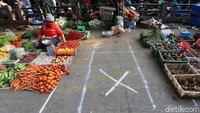 Sejumlah pedagang menerapkan jarak fisik saat berjualan di Pasar Perumnas Klender, Jakarta.