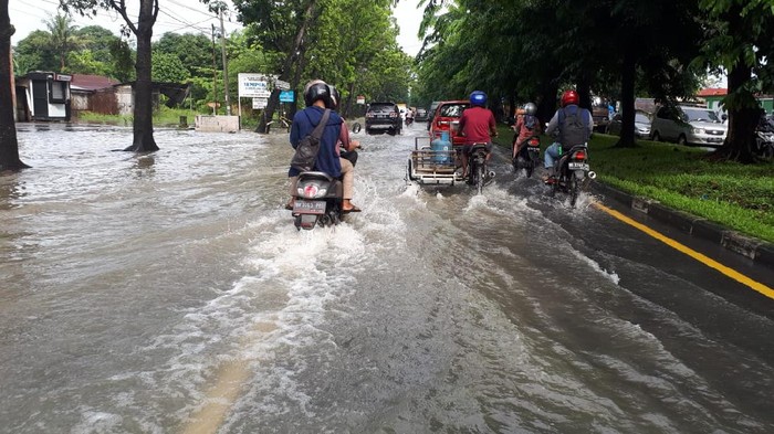Jalan Ngumban Surbakti Medan terendam air (Haris Fadhil-detikcom)