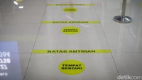 Physical distancing ketat dilakukan untuk para penumpang.