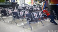 Lokasi ruang tunggu seperti kursi pun diberi tanda untuk berjaga jarak.