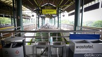 Dalam peraturan Menteri, para petugas akan wajib menggunakan face shield dan masker. Lalu operator juga harus menyediakan counter penjualan masker di stasiun, sehingga apabila ada penumpang yang tidak menggunakan masker bisa membeli langsung.