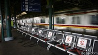 Sebelumnya PT Kereta Commuter Indonesia (KCI) mengeluarkan aturan baru bagi pengguna kereta rel listrik (KRL) selama era new normal nanti. Aturan baru ini dibuat untuk mencegah penyebaran wabah virus corona (COVID-19). Salah satunya, melarang penumpang KRL berbicara di dalam kereta, baik secara langsung maupun via telepon genggam (handphone/HP).