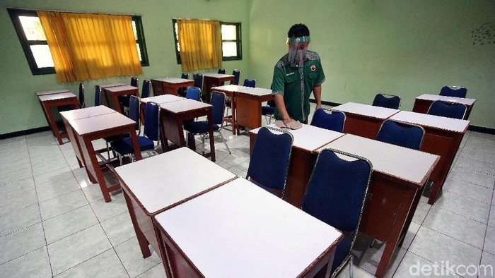 Pemkot Bekasi berencana membuka sekolah pada awal tahun ajaran baru 2020/2021 nanti. Sekolah-sekolah di Kota Bekasi pun mulai menyiapkan protokol kesehatan.