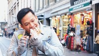  Paling suka sama waffle, ini keseruan Jordi saat jajan waffle di Brussels. Foto: Intsgaram @jordionsu