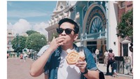 Puas main di Disneyland, Jordi pasang pose lucu saat menghabiskan waffle bentuk Minnie Mouse di sana. Foto: Intsgaram @jordionsu