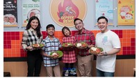 Resmi melebarkan sayap ke Malaysia, Jordi dan keluarganya resmikan gerai Geprek Bensu di Malaysia dengan pose manis mereka. Foto: Intsgaram @jordionsu