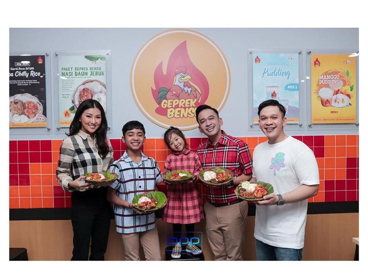 10 Momen Kulineran Hits Jordi Onsu yang Doyan Makan Ayam Geprek