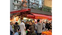 Jalan-jalan ke salah satu pasar tradisional di luar negeri, Jordi pamer keseruannya saat belanja buah-buahan segar di sana. Foto: Intsgaram @jordionsu