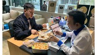 Akrab dengan sang kakak Ruben Onsu, Jordi sering makan bareng sampai sarapan bareng di kantor mereka. Menunya juga sederhana ada nasi uduk, gorengan dan kerupuk. Foto: Intsgaram @jordionsu