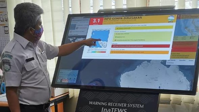 Kepala BMKG Stasiun Geofisika Kelas I Sleman, Agus Riyanto memantau alat WRS NewGen