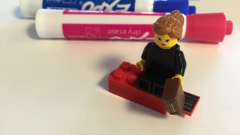 Emily Kuret sukses membuat bos barunya terkesan dengan membuat lego bentuk dirinya yang ditempel pada flashdisk berisi portofolio dan resume. Perusahaannya hingga sekarang masih menyimpan figur Lego itu. Foto: Scott Weisbrod via Make It