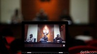 Alex juga menyebut penggunaan fitur Face Recognition untuk kepentingan pengenalan peserta dengan anggaran Rp 30,8 miliar itu tidak efisien. Ia juga menambahkan penggunaan NIK dan keanggotaan BP Jamsostek sudah memadai. Kedua, terkait kemitraan dengan platform digital dalam program tersebut. Menurutnya, kerja sama dengan delapan platform digital itu tidak melalui mekanisme pengadaan barang dan jasa dan 5 dari 8 platform digital diduga ada unsur konflik kepentingan.