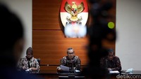 Ketiga, terkait materi pelatihan. Alex menyebut kurasi materi pelatihan tidak dilakukan dengan kompetensi yang memadai. Keempat, terkait pelaksanaan program, Alex mengatakan metode pelaksanaan program pelatihan secara daring berpotensi fiktif, tidak efektif, dan merugikan keuangan negara. Terkait dengan sejumlah temuan itu, KPK pun mengeluarkan sejumlah rekomendasi untuk memperbaiki teknik pelaksanaan program Kartu Prakerja.