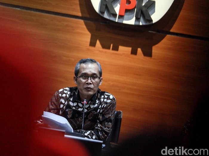 KPK Buka Suara Soal Hasil Kajian Program Prakerja KPK melakukan kajian terkait program Kartu Prakerja. Hasilnya, KPK menemukan sejumlah permasalahan dalam empat aspek terkait pelaksanaan program tersebut.