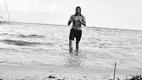 Kalau liburan ke Bali jangan lupa mampir ke Mengiat Beach seperti Daniel, ya. (Daniel Adnan/Instagram)