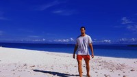 Cantiknya Morotai emang enggak perna salah, ya? Lihat deh pasir putih dan laut biru di foto ini. (Daniel Adnan/Instagram)