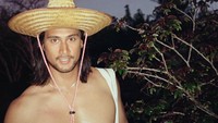 Pamer badan, Daniel liburan di Jimbaran Bali, nih!. Nama Daniel juga mulai terkenal semenjak menjadi salah satu presenter pada program My Trip My Adventure. (Daniel Adnan/Instagram)