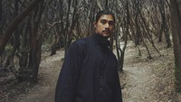 Aktor ini lahir di Praha, Ceko, pada 1992. Sang ibu memiliki darah Ceko, sementara sang ayah berdarah Pekalongan, Jawa Tengah. Ini gaya liburannya di Gunung Papandayan. (Daniel Adnan/Instagram)
