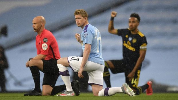 Manchester City's Kevin De Bruyne takes a knee in support of the Black Lives Matter movement before the English Premier League soccer match between Manchester City and Arsenal at the Etihad Stadium in Manchester, England, Wednesday, June 17, 2020. The English Premier League resumes Wednesday after its three-month suspension because of the coronavirus outbreak. (Peter Powell/Pool via AP)