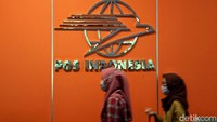 Sejumlah pengunjung hilir mudik berdatangan ke Kantor Pos Filateli untuk mengirim maupun mengambil paket. Di era new normal, pelayanan di kantor pos tersebut tampak beroperasi normal. Meski begitu, sejumlah protokol kesehatan turut diterapkan guna mencegah COVID-19.