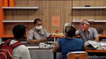 Melihat Sibuknya Aktivitas di Kantor Pos Saat New Normal