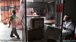 Melihat Sibuknya Aktivitas di Kantor Pos Saat New Normal