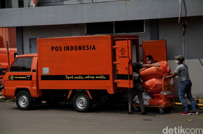 Pelayanan di Kantor Pos Filateli tampak beroperasi normal di masa new normal. Meski begitu, sejumlah protokol kesehatan diterapkan guna cegah COVID-19.