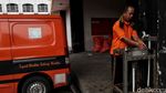 Melihat Sibuknya Aktivitas di Kantor Pos Saat New Normal