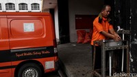 Selain itu, para petugas juga diimbau untuk menjaga kebersihan dan rutin mencuci tangan usai beraktivitas guna mengantisipasi penyebaran COVID-19.