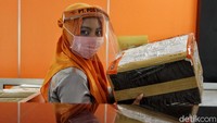 Seorang petugas sedang beraktivitas di Kantor Pos Filateli, Jakarta, Kamis (18/6/2020).