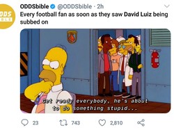 Para penikmat boa mungkin sudah memprediksi bahwa memasukkan David Luiz menghadapi Manchester City bakal menjadi masalah. (Foto: Twitter)
