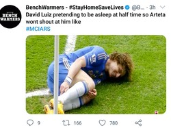 David Luiz digambarkan akan pura-pura cedera untuk menghindari kemarahan manajer Arsenal, Mikel Arteta. (Foto: Twitter)
