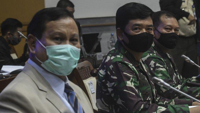 Menhan Prabowo Subianto dan Panglima TNI Marsekal Hadi Tjahjanto menghadiri raker tatap muka dengan Komisi I DPR