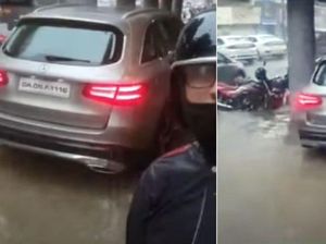 Duh, Pengemudi Mercy Ini Lewat Jalur Pejalan Kaki untuk Hindari Genangan Air